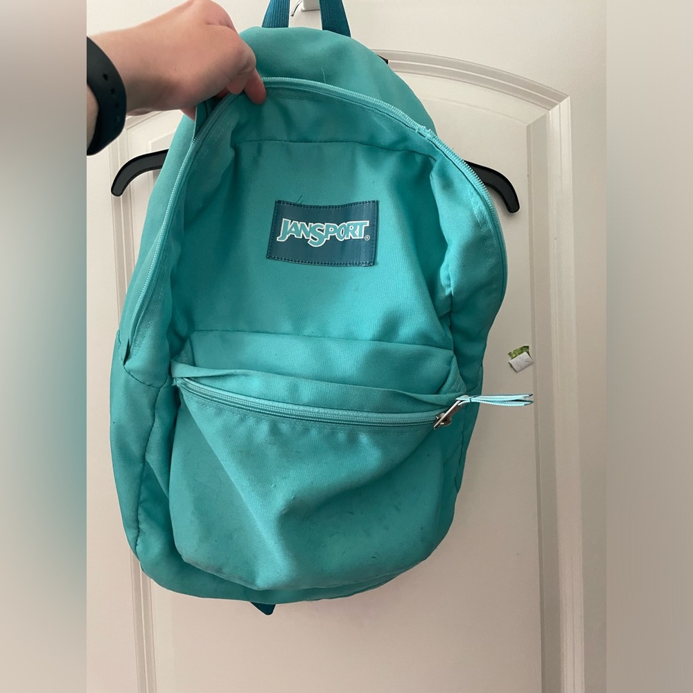 Jansport Backpack *BROKEN ZIPPER *
Flaws as shown in picture